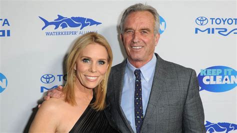 Cheryl Hines shares video of RFK Jr. naked in shower to promote。